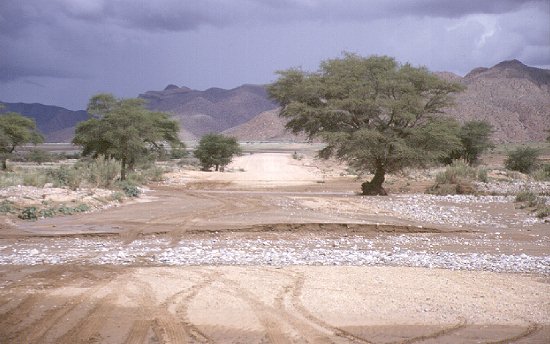 Namibia - Weggewaschene Piste Solitaire - Sesriem