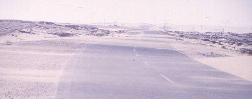 Sandverwehungen auf der Straße nach Lüderitz/Luderitz