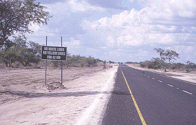 Neue Straße Windhoek - Maun; Ende der Straßenmarkierung