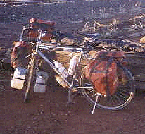 Reiserad mit Wasserkanister. Zwischen Dajarra und Cloncurry